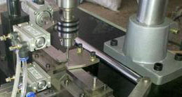 使用(yòng)全自動鑽孔機，有(yǒu)效的(de)提高(gāo)生産的(de)效率